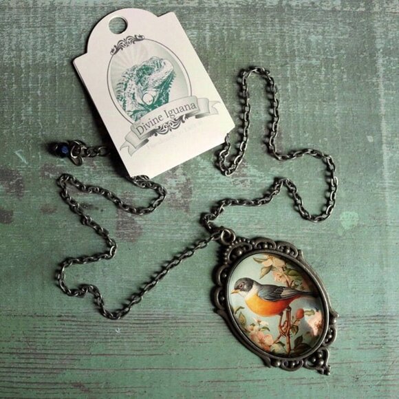 Vintage Robin Necklace - Oval Cottagecore Ornate Pendant - Antique Jewelry - Picture 5 of 8